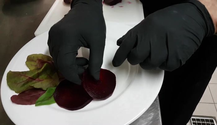 Rote Bete Scheiben auf einem Teller anordnen (176.18).