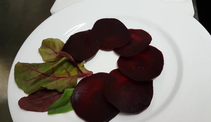 Mit ein paar Rote Bete Salatblättern garnieren (184.62).