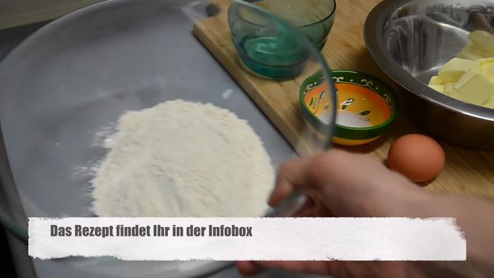 Mürbeteig zubereiten: Mehl, kalte Butter, Ei, Salz und nach Bedarf kaltes Wasser vermischen. Wichtig: Butter sollte sehr kalt sein!