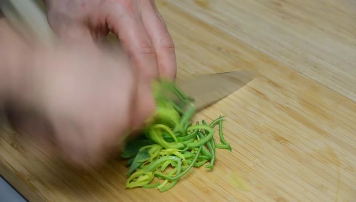 Speck ausbraten: Speck in einer Pfanne knusprig ausbraten. Nach Bedarf etwas Sonnenblumenöl hinzufügen.