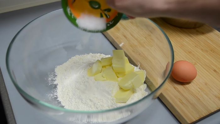 Teig kneten: Nur so lange kneten, bis alles verbunden ist. Nicht zu lange kneten, damit der Teig nicht zu warm wird. Zu einem Ball formen und flach drücken.
