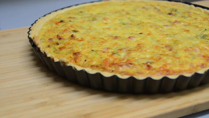 Backen: Die Quiche weitere 25 Minuten bei 180°C backen.
