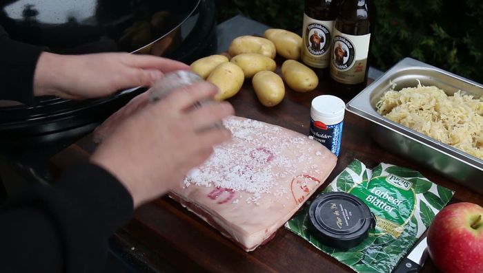 Den Schweinebauch großzügig mit Salz einreiben und für später beiseite stellen (93.81).