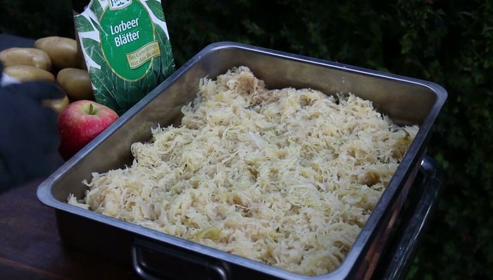 Das Sauerkraut um den Schweinebauch verteilen (149.16).