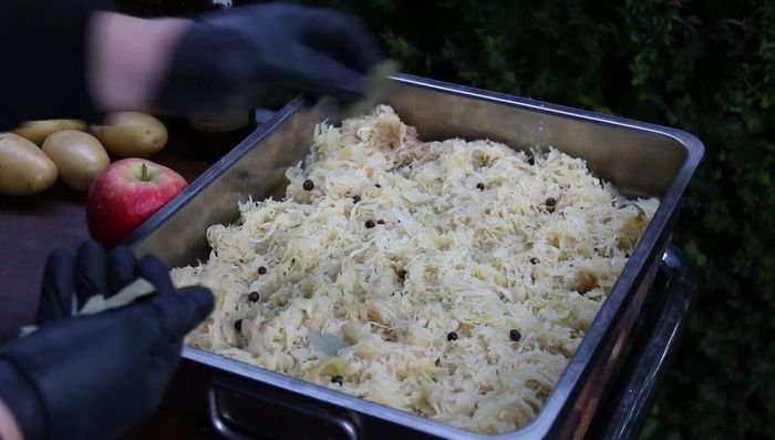 0,6 Liter Weißbier zum Sauerkraut geben (187.12).