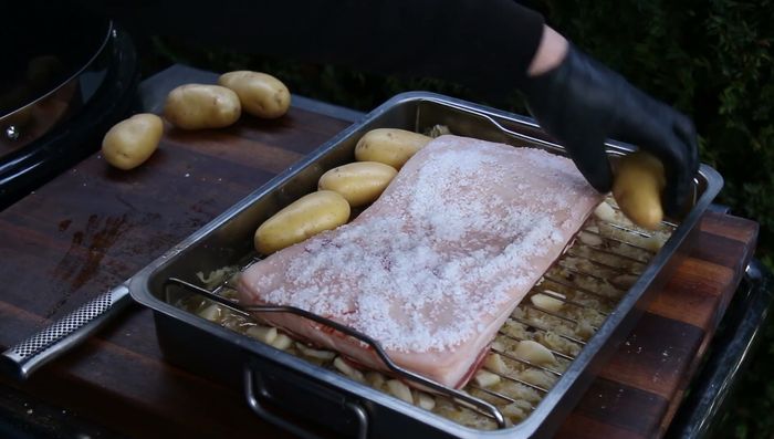 Kartoffeln seitlich neben den Schweinebauch legen (248.26).