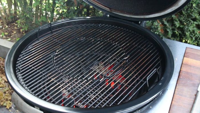 Den Grill auf indirekte Hitze bei 160-170 Grad vorheizen (262.979). Den Schweinebauch ca. 1,5 Stunden garen (288.419).