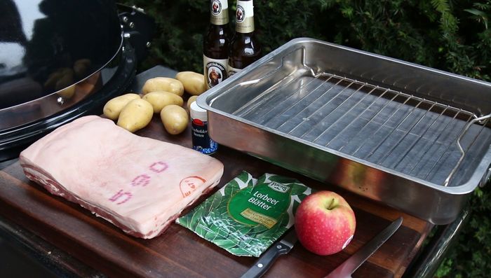 Den Schweinebauch mit einem Messer mehrfach einstechen (26.519).