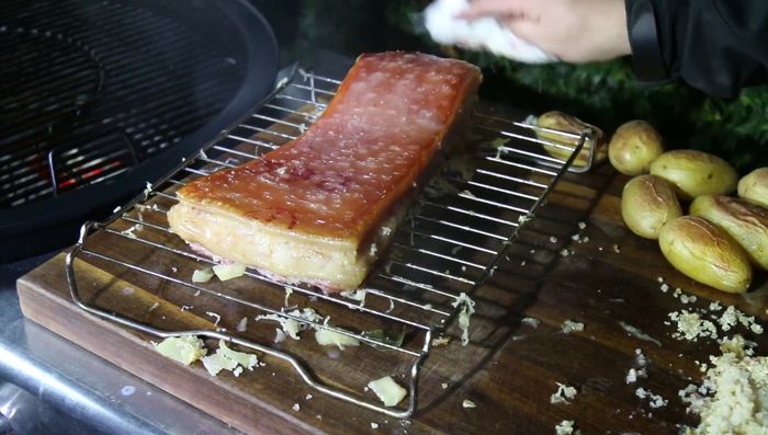 Den Schweinebauch wieder auf den Grill legen, etwas erhöht, um die Kruste knusprig zu bekommen (374.96).