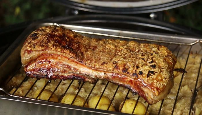 Den Grill auf ca. 250 Grad erhöhen und für 20-25 Minuten weiter garen (439.58).
