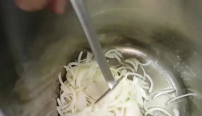 Zwiebeln fein schneiden und in Schmalz anschwitzen. Salz und Zucker hinzufügen.