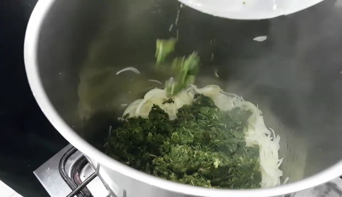 Gehackten Grünkohl zu den Zwiebeln geben, Senf hinzufügen.
