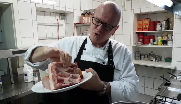 Kasseler und Schweinebauch in kleine Stücke schneiden und zum Grünkohl geben.