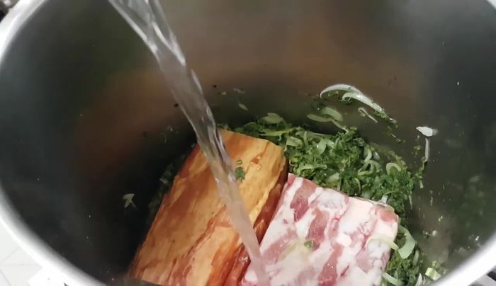 So viel Wasser hinzufügen, dass das Fleisch gerade bedeckt ist. 1,5 Stunden köcheln lassen.