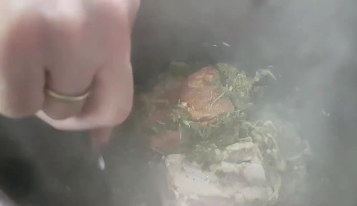 Nach 1,5 Stunden: Prüfen, ob sich die Knochen vom Schweinebauch lösen. Fleisch herausnehmen und klein schneiden.