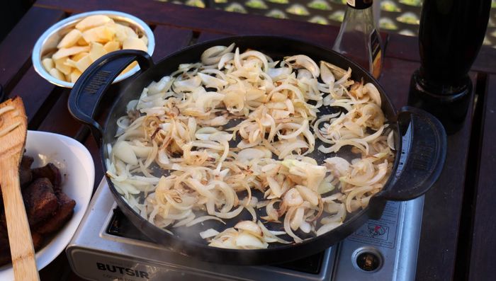 Äpfel hinzufügen und mit Salz und Pfeffer würzen.