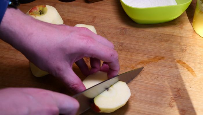 Äpfel waschen, Kerngehäuse entfernen und in Spalten schneiden.