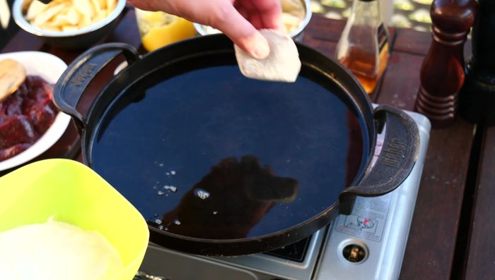 Leberstücke scharf anbraten und beiseite stellen.