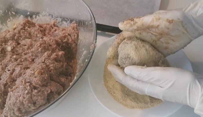 Frikadellen auf ein mit Backpapier ausgelegtes Backblech legen (nicht zu dicht).
