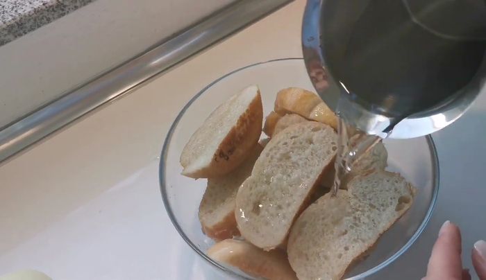 Brötchen in Wasser einweichen (sie sollten trocken sein).