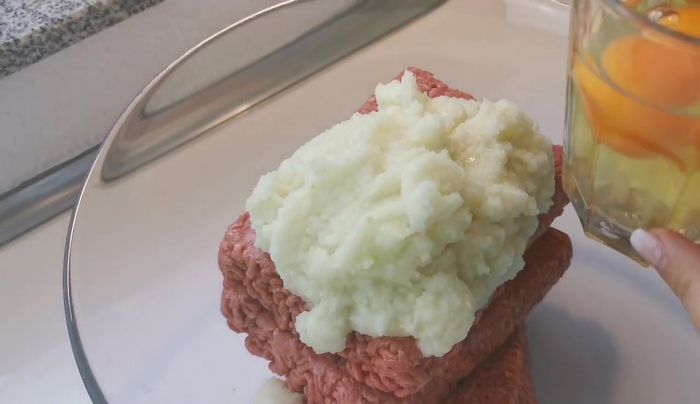 Hackfleisch, Zwiebeln, Knoblauch, Eier, ausgedrückte Brötchen, Salz und Pfeffer in einer Schüssel gut vermischen. Mindestens 2 Minuten gut durchkneten.