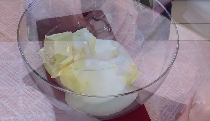 Rührteig zubereiten: Weiche Butter mit Zucker, Vanillezucker, Vanillepaste und Salz cremig rühren. Eier nach und nach unterrühren. Mehl und Backpulver mischen und in zwei Portionen unterheben. 3 EL Rum unterrühren. Teig teilen (2/3 für hellen Teig).