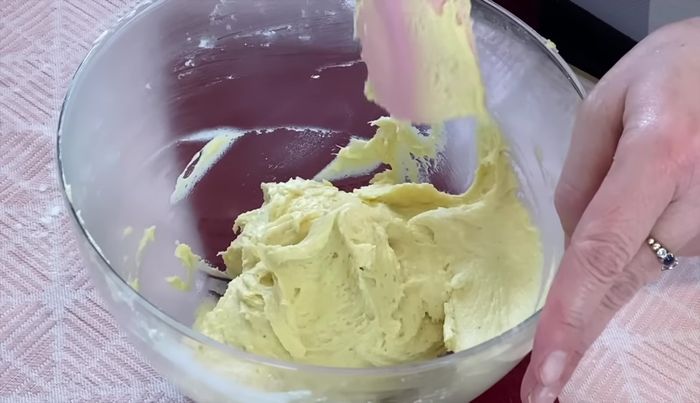 Dunklen Teig zubereiten: Restlichen Teig mit Kakao, 1 EL Milch und 1 EL Rum verrühren. Auf hellen Teig geben und glatt verstreichen.