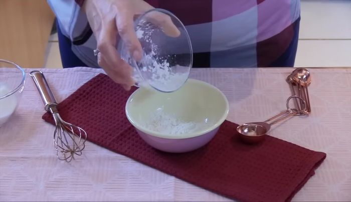 Pudding zubereiten: Puddingpulver, Zucker und 6 EL kalte Milch verrühren. Restliche kalte Milch und Vanillepaste hinzufügen. Aufkochen und 1 Minute köcheln lassen. Auskühlen lassen (am besten im Kühlschrank).