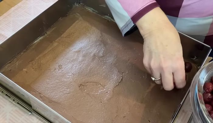 Kirschen auf den Teig verteilen.