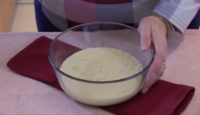 Buttercreme zubereiten: Ausgekühlten Pudding mit weicher Butter cremig verrühren.