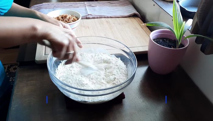 500 g Weizenmehl Typ 405 zum Hefewasser geben und verrühren, bis ein klebriger Teig entsteht.