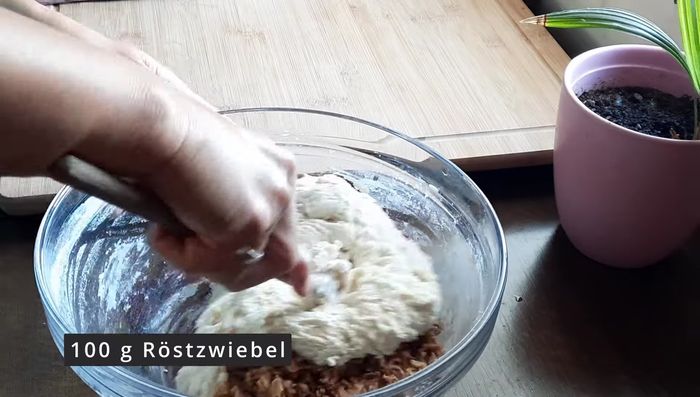 100 g Röstzwiebeln unter den Teig heben und gut vermischen.