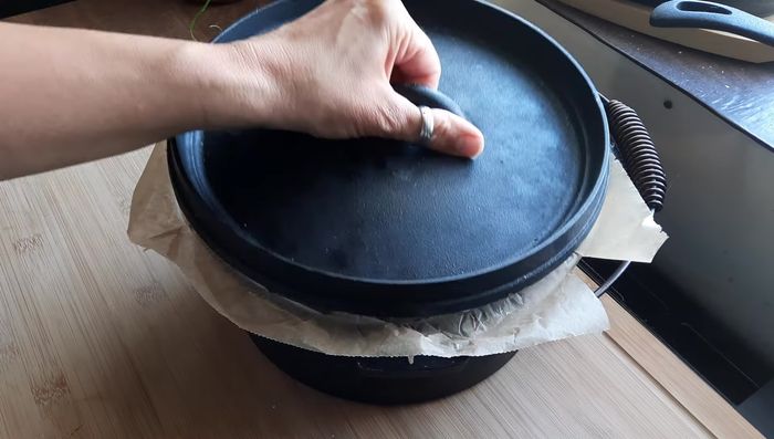 Das Brot mit Deckel 30 Minuten backen, dann weitere 20 Minuten ohne Deckel backen.