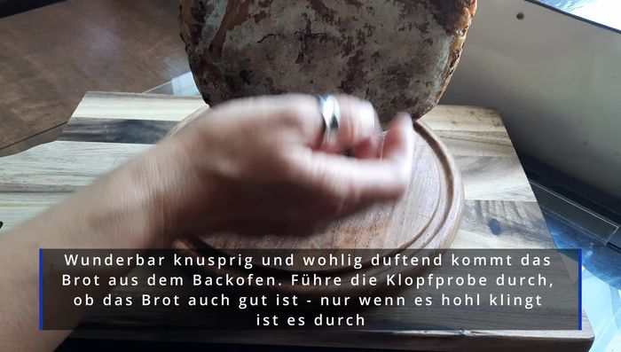 Klopftest durchführen, um die Garzeit zu prüfen. Das Brot sollte hohl klingen.