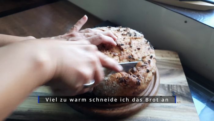 Das Brot ca. 1 Stunde auskühlen lassen, bevor es angeschnitten wird.