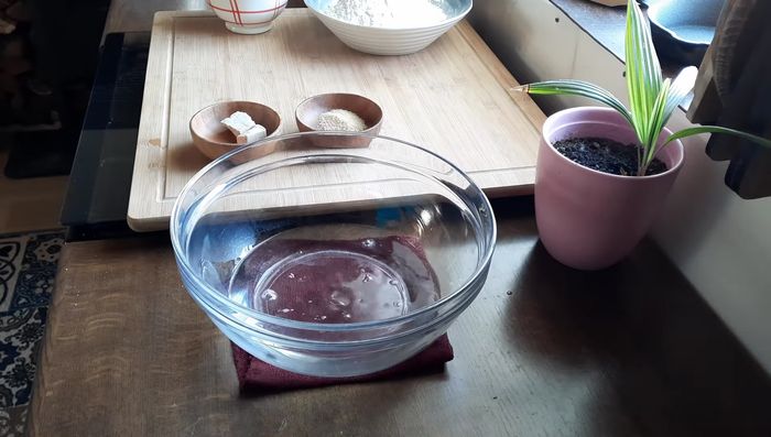 400 ml lauwarmes Wasser mit 21 g frischer Hefe (oder 7 g Trockenhefe), 1/2 TL Zucker und 5 g Salz verrühren und 10 Minuten stehen lassen.