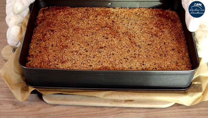 Im vorgeheizten Backofen bei 180°C (Ober-/Unterhitze) oder 160°C (Umluft) 25-30 Minuten backen.