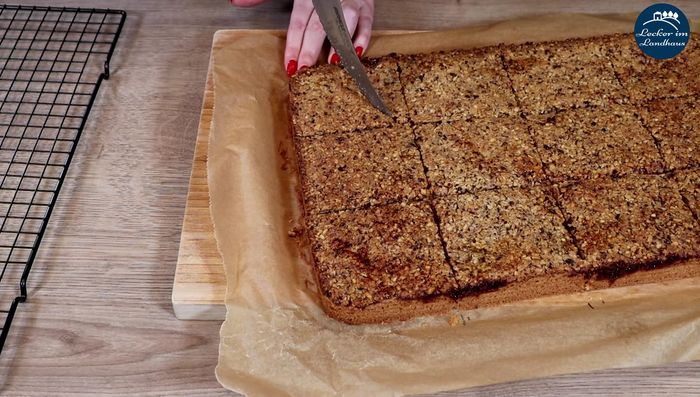 Kuchen 10-15 Minuten abkühlen lassen, dann in 12 Rechtecke und jedes Rechteck diagonal halbieren.