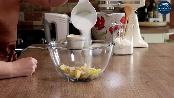 Butter, Salz, Vanillezucker und Zucker cremig schlagen. Eier nacheinander unterrühren.