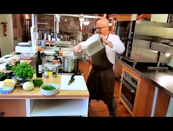 Gewaschene Miesmuscheln in den Topf geben.