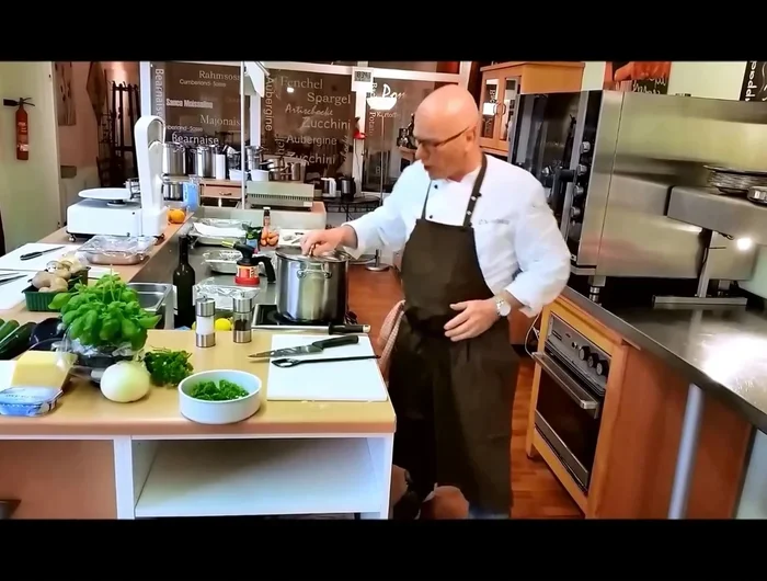 Topf mit Deckel abdecken und köcheln lassen, bis alle Muscheln geöffnet sind und der Weißwein einmal richtig aufgekocht hat.