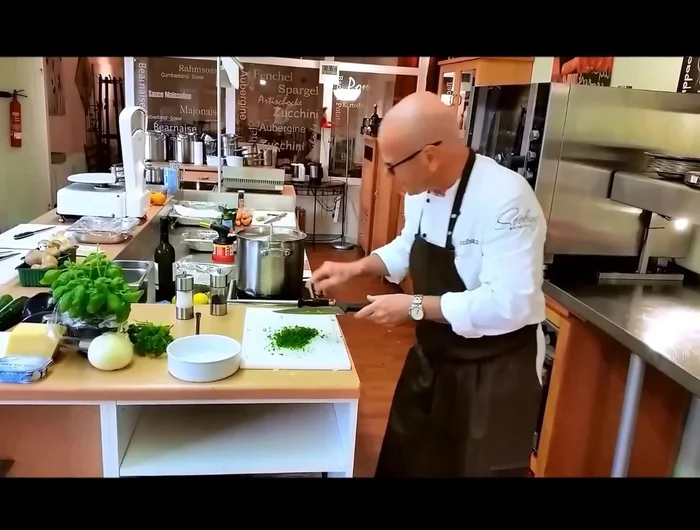 Zum Schluss frisch gehackte Petersilie unterrühren und kurz aufkochen lassen.