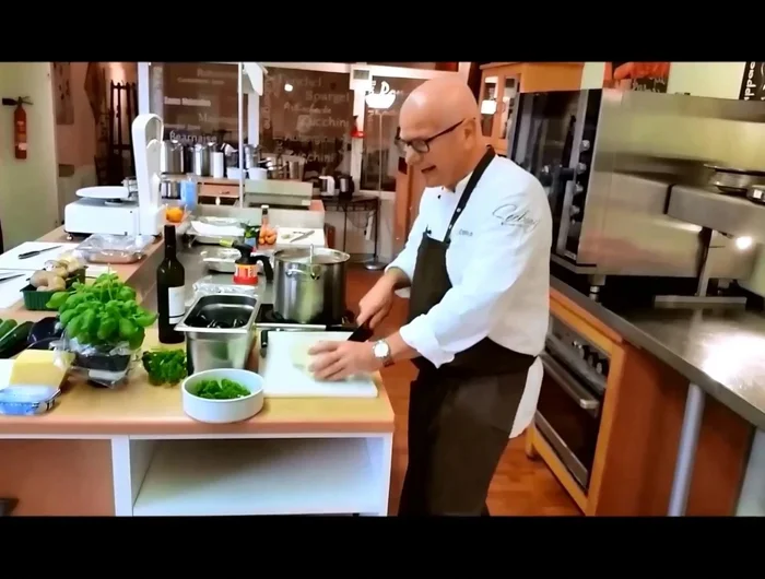 Zwiebel schälen und in feine Würfel schneiden (achten Sie darauf, die Wurzel dranzulassen).