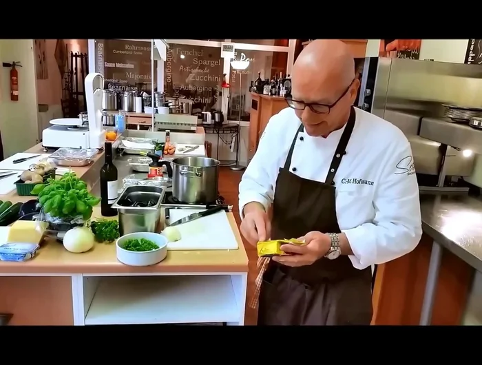 Butter in einem Topf erhitzen. Zwiebeln hinzufügen und andünsten, bis sie ihr Aroma entfalten (nicht bräunen lassen).