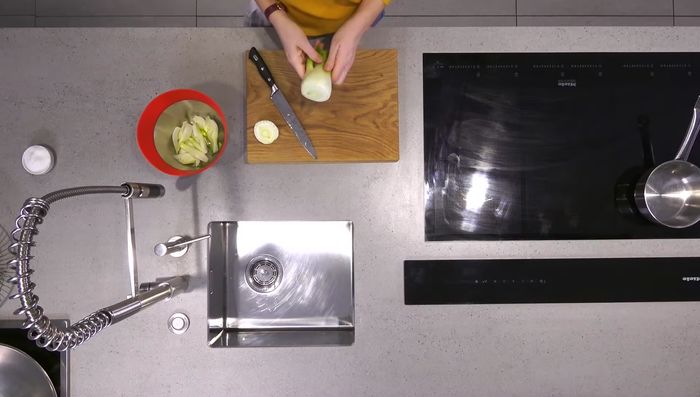 Fenchel putzen, grob schneiden, Kräuterzweige entfernen und fein hacken. Mit Olivenöl, Salz, Pfeffer und ein paar Tropfen Balsamico vermengen. Bei 180°C ca. 20 Minuten im Ofen schmoren (14.96).