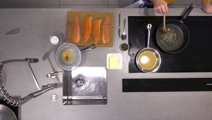 In Butter und Olivenöl braten bis fast glasig (365.36).