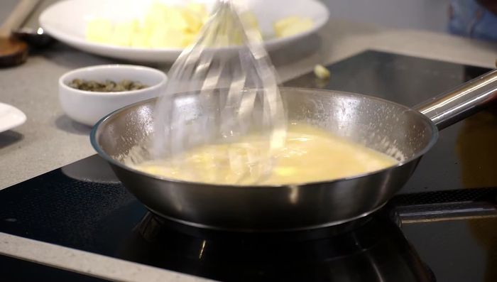 Kalte Butterstückchen in die fertige Sauce einarbeiten (montieren) (409.36). Mit Salz abschmecken.