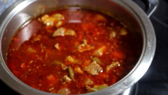 Kartoffelmehl mit etwas Wasser vermischen und in das Gericht geben, um die Sauce zu binden.