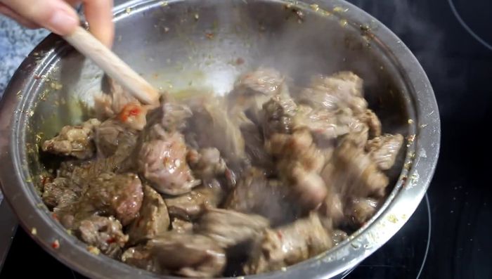 Paprikamark und Tomatenmark zum Rindfleisch geben und gut anbraten.