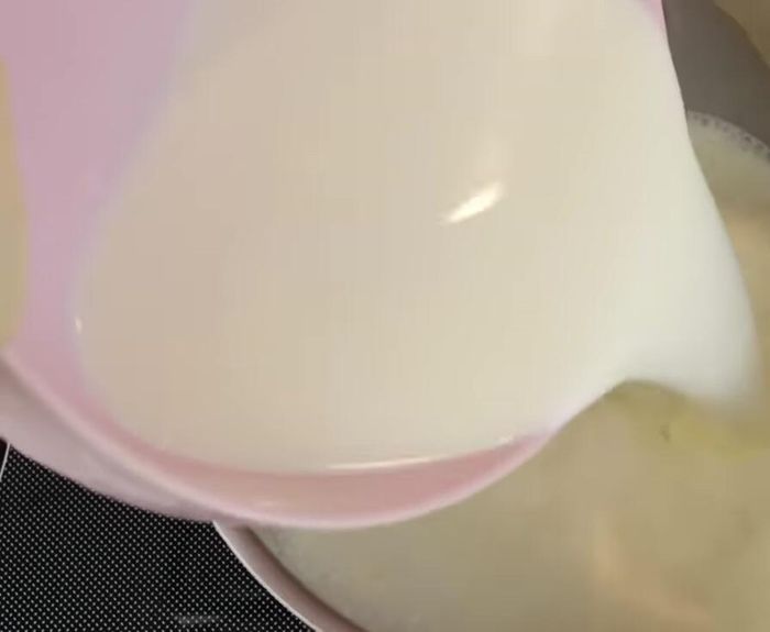 Milch und Zucker aufkochen.